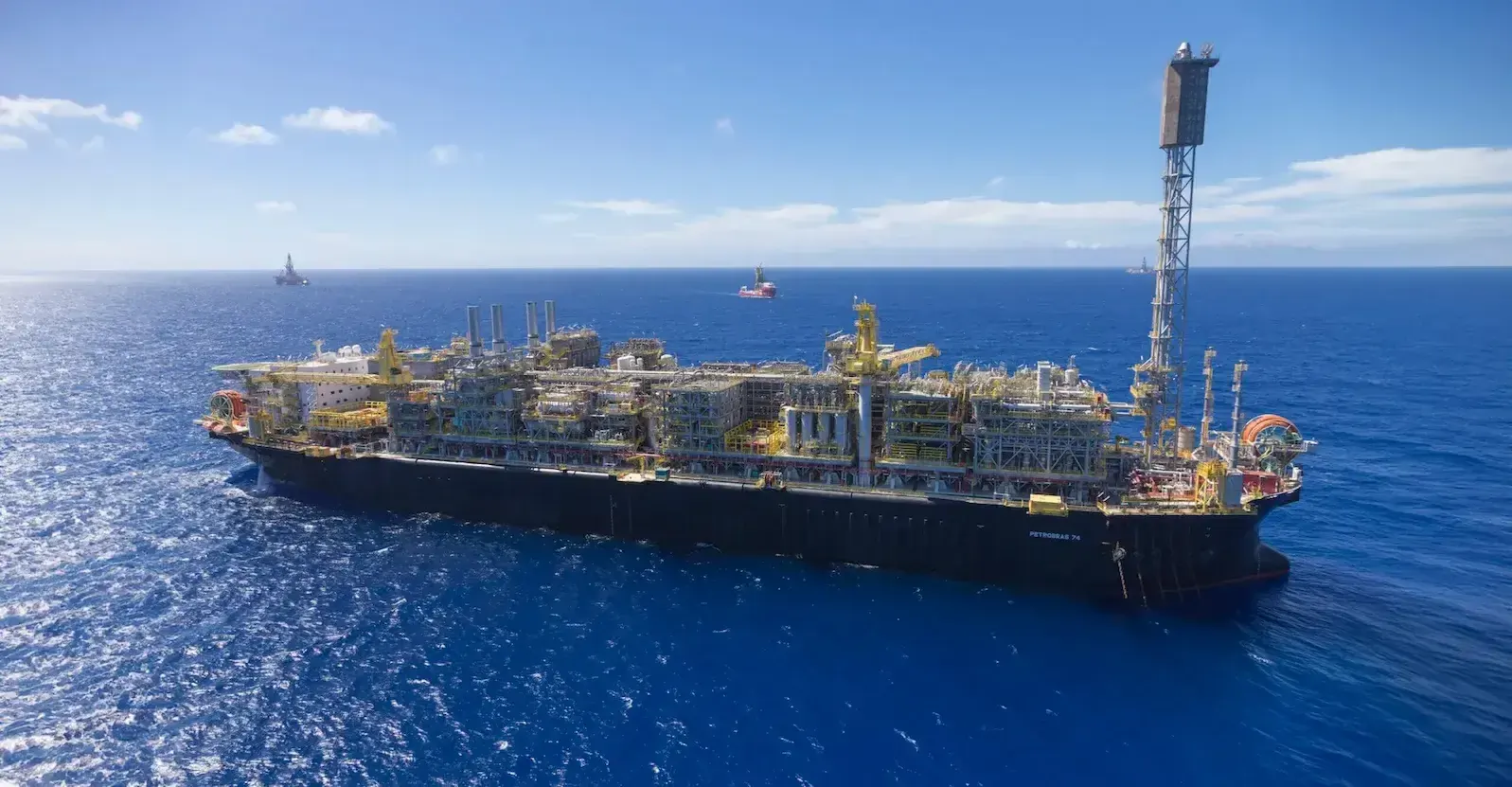 Unidade de produção offshore em operação no mar